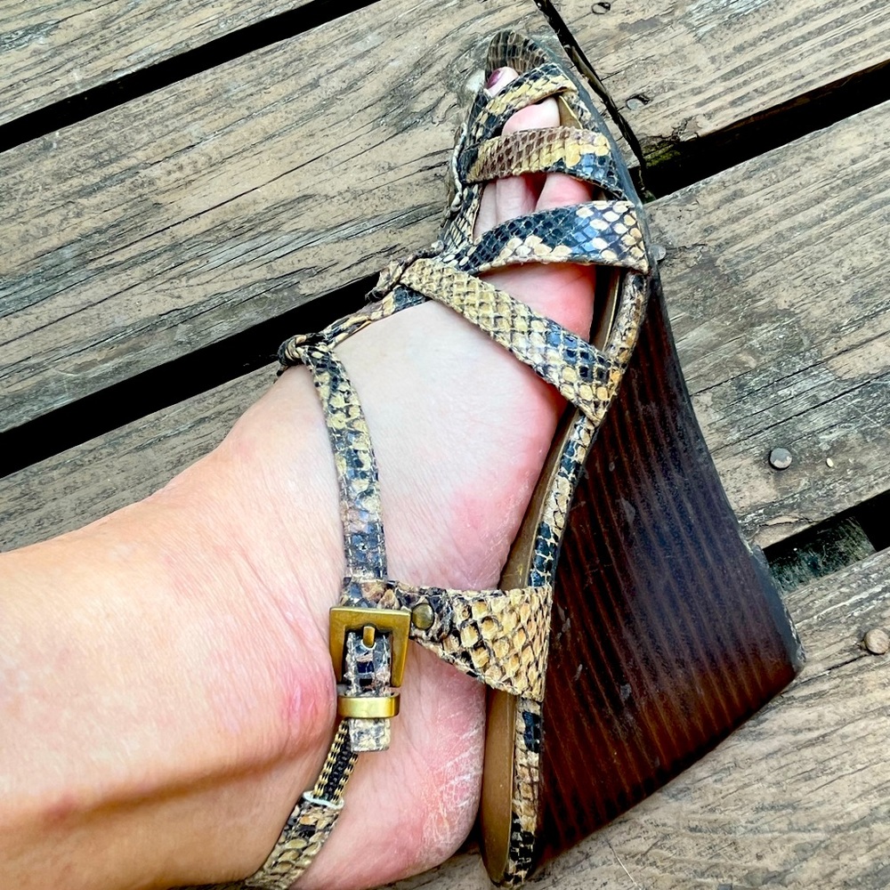 Super stylish summer sandal. Very comfortable